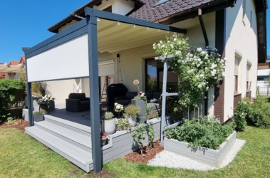 pergola tkaninowa segmentowa zamontowana do ściany budynku Spin Szczecin Zachodniopomorskie