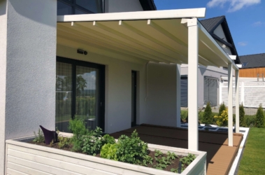 pergola tkaninowa segmentowa zamontowana do ściany budynku Spin Szczecin Zachodniopomorskie