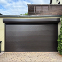 brama rolowana z profilu A77 w odcieniu brązu zamontowana w Berlinie Spin Szczecin