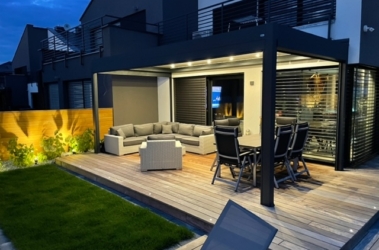 pergola bioklimatyczna lamelowa przyścienna zamontowana do ściany budynku z oświetleniem LED Spin Szczecin Zachodniopomorskie