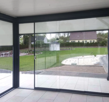 Pergola lamelowa z osłonami bocznymi Helio Zip Screen oraz z przesuwnymi panelami szklanymi , pergola bioklimatyczna Spin Szczecin