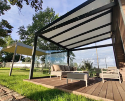 Pergola z poliwęglanu, skośny dach, szklane ściany