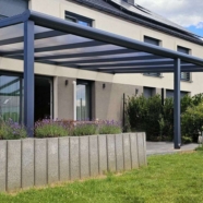 zadaszenie stałe pergola z poliwęglanu zadaszenie stałe pergola z poliwęglanu przyścienna zamontowana do ściany budynku Spin Szczecin Zachodniopomorskie