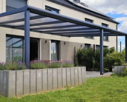 zadaszenie stałe pergola z poliwęglanu przyścienna zamontowana do ściany budynku Spin Szczecin Zachodniopomorskie