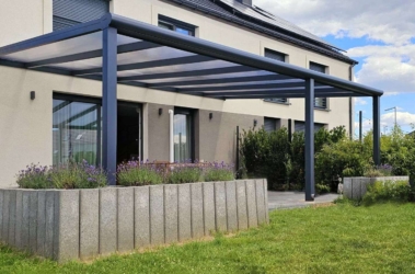 zadaszenie stałe pergola z poliwęglanu przyścienna zamontowana do ściany budynku Spin Szczecin Zachodniopomorskie