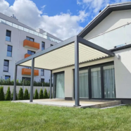 pergola bioklimatyczna przyścienna zamontowana do ściany budynku Spin Szczecin Zachodniopomorskie