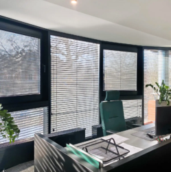 Aluminiowe żaluzje wewnętrzne zamontowane w nowej siedzibie firmy Unibaltic Ltd w Szczecinie Spin Szczecin