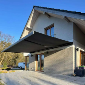 Markiza tarasowa Palladio w kasecie o wymiarach 6 × 3,6 m. Zastosowana tkanina typu waterproof w kolorze antracytowym. Całość została wyposażona w sterowanie Somfy IO, Spin Szczecin