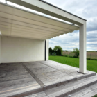 Pergola Zen sufitowa ze sterowaniem elektrycznym Pergola tkaninowa Zen, pergola rzymska, pergola sufitowa w betonowej opasce, sterowana elektrycznie systemem Somfy, Spin Szczecin