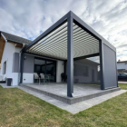 Pergola lamelowa, rolety boczne Helio Zip Screen Pergola lamelowa o wymiarach 4.8 x 4.5 m z oświetleniem LED Spot, wyposażoną w rolety boczne Helio Zip Screen. Całość sterowana jest radiowo systemem Teleco, Spin Szczecin