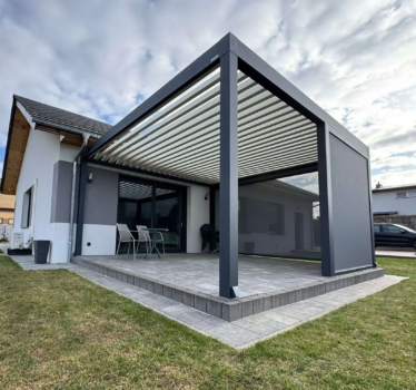 Pergola lamelowa o wymiarach 4.8 x 4.5 m z oświetleniem LED Spot, wyposażoną w rolety boczne Helio Zip Screen. Całość sterowana jest radiowo systemem Teleco, Spin Szczecin