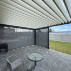 Pergola lamelowa, rolety boczne Helio Zip Screen Pergola lamelowa o wymiarach 4.8 x 4.5 m z oświetleniem LED Spot, wyposażoną w rolety boczne Helio Zip Screen. Całość sterowana jest radiowo systemem Teleco, Spin Szczecin