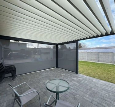 Pergola lamelowa o wymiarach 4.8 x 4.5 m z oświetleniem LED Spot, wyposażoną w rolety boczne Helio Zip Screen. Całość sterowana jest radiowo systemem Teleco, Spin Szczecin