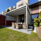 Pergola tkaninowa przyścienna, rolety boczne Helio Zip Screen Pergola tkaninowa przyścienna 4 × 3 m z rozsuwanym dachem z tkaniny Opatex. Po bokach rolety Helio Zip Screen oraz boczne trójkąty z tkaniny. Całość wyposażona w silniki Somfy io, Spin Szczecin