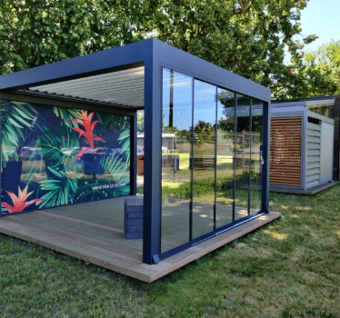 Ekspozycja pergoli pergola lamelowa roleta Helio Zip Screen z nadrukiem Spin Szczecin